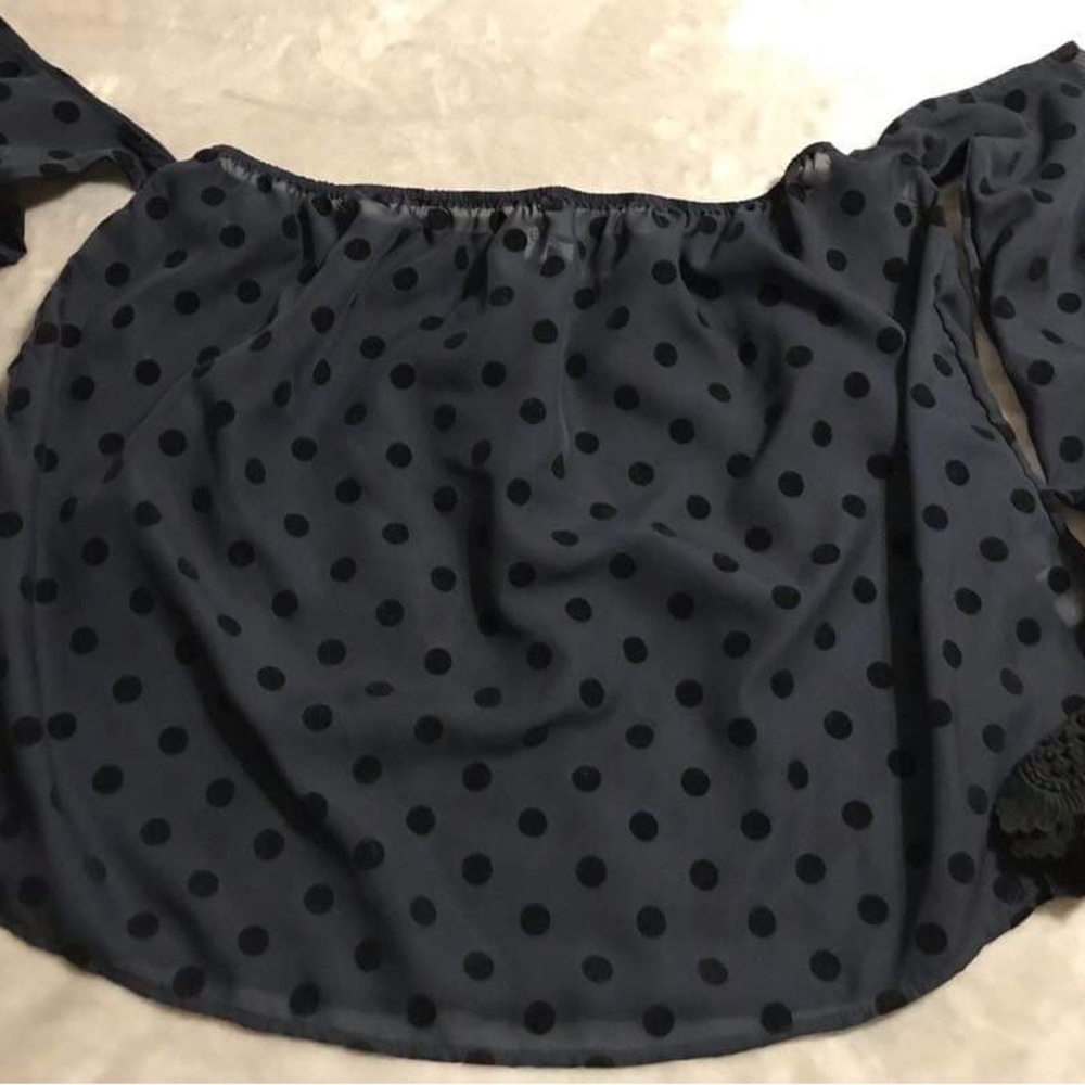 Ciel Black Polka Dots Black Polyester Off Cold Shoulder Thick Eyelet Cuff Blouse - Picture 14 of 16
